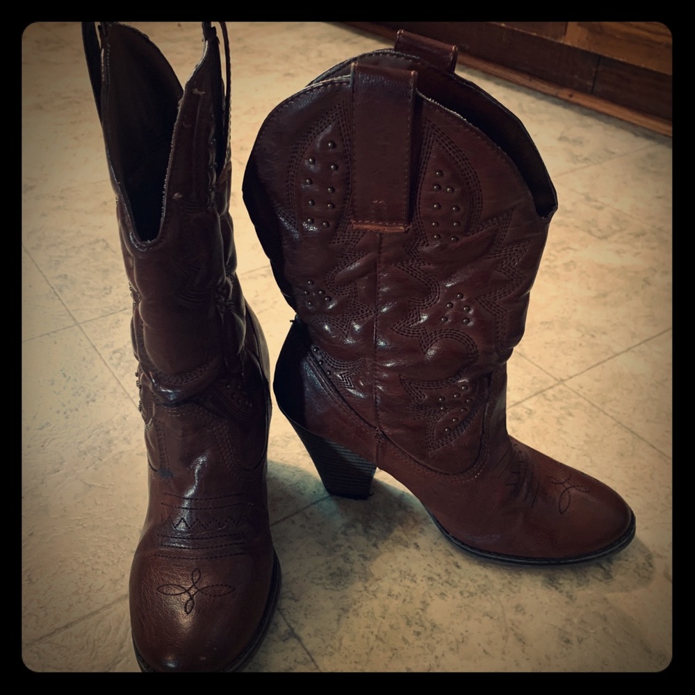 Light brown cowgirl boots! 😍